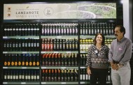 Acuerdo de promoción de los vinos de Lanzarote en el aeropuerto de la isla