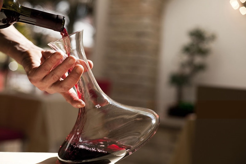 ¿Cuándo y cómo decantar un vino? 10 reglas básicas