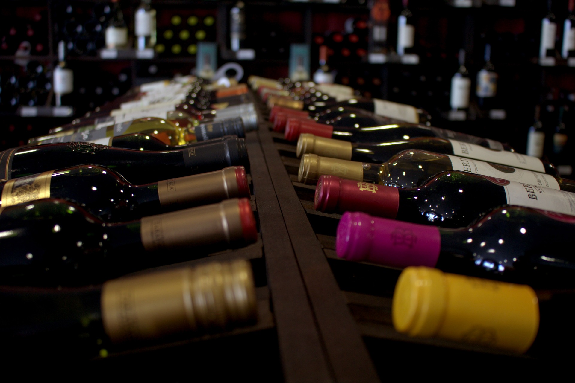 ¿Cómo se guardan las botellas de vino, en posición vertical u horizontal?