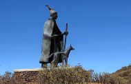 El Hierro rinde homenaje al pastor tradición con una escultura en bronce de gran formato obra de Manuel González