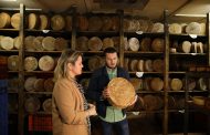 Alicia Vanoostende visitó la quesería Bolaños donde se presentó un queso gigante de 213Kg