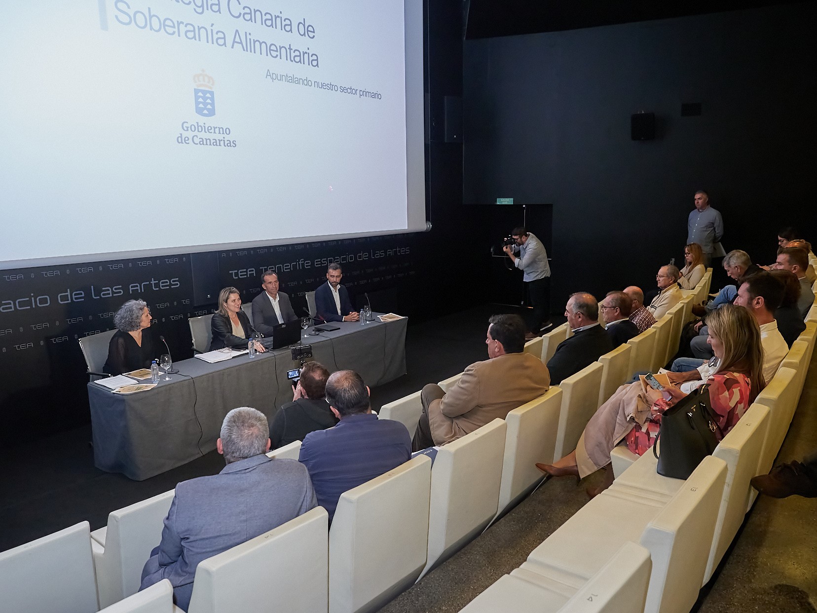 Vanoostende expone la Estrategia Canaria de Soberanía Alimentaria ante el sector