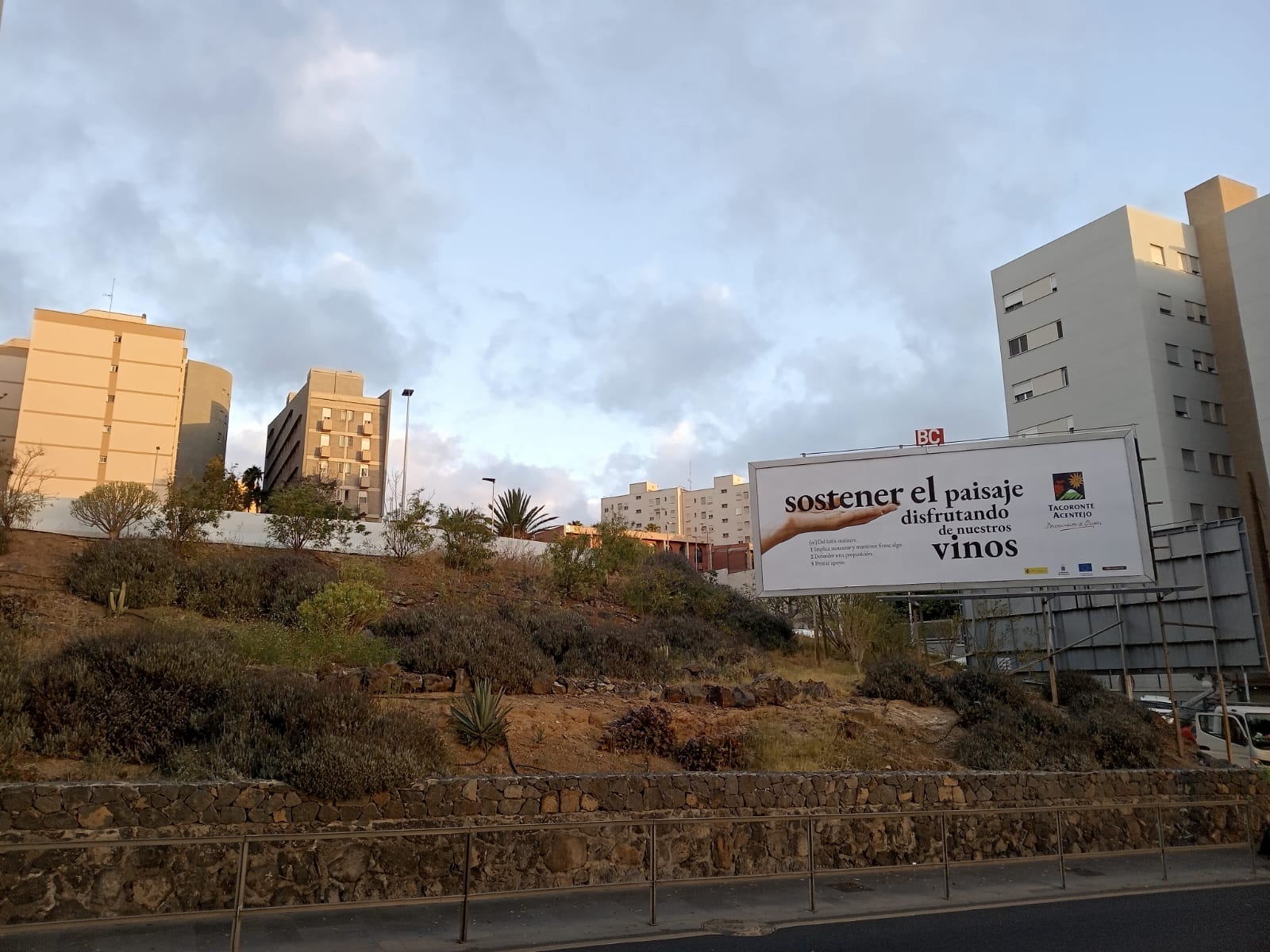 Valla de la campaña sostenible de la Denominación de Origen Tacoronte-Acentejo en Tenerife.